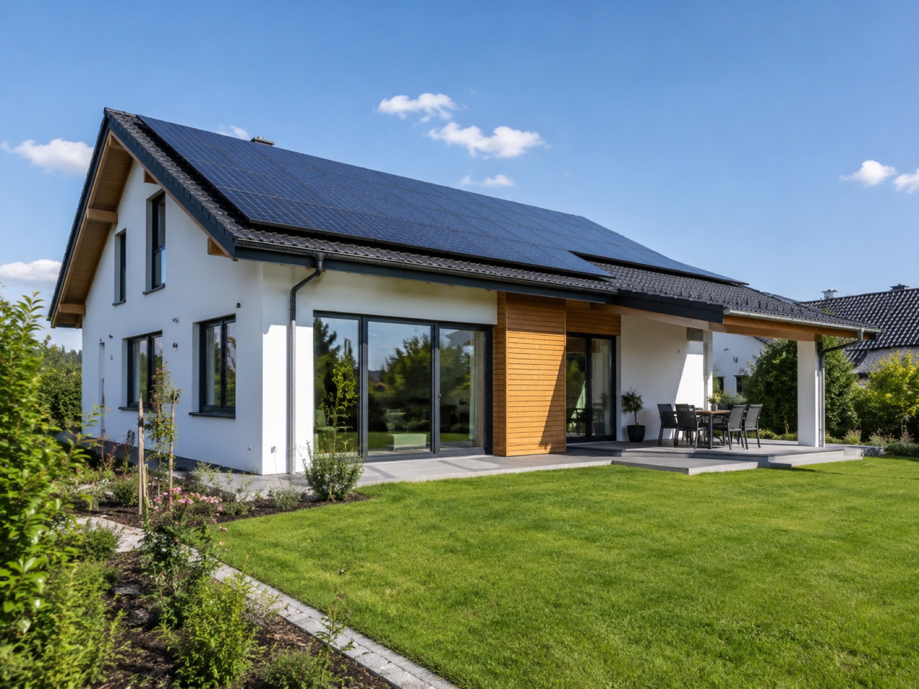 Energieffektivt hus med solcellepaneler på taket