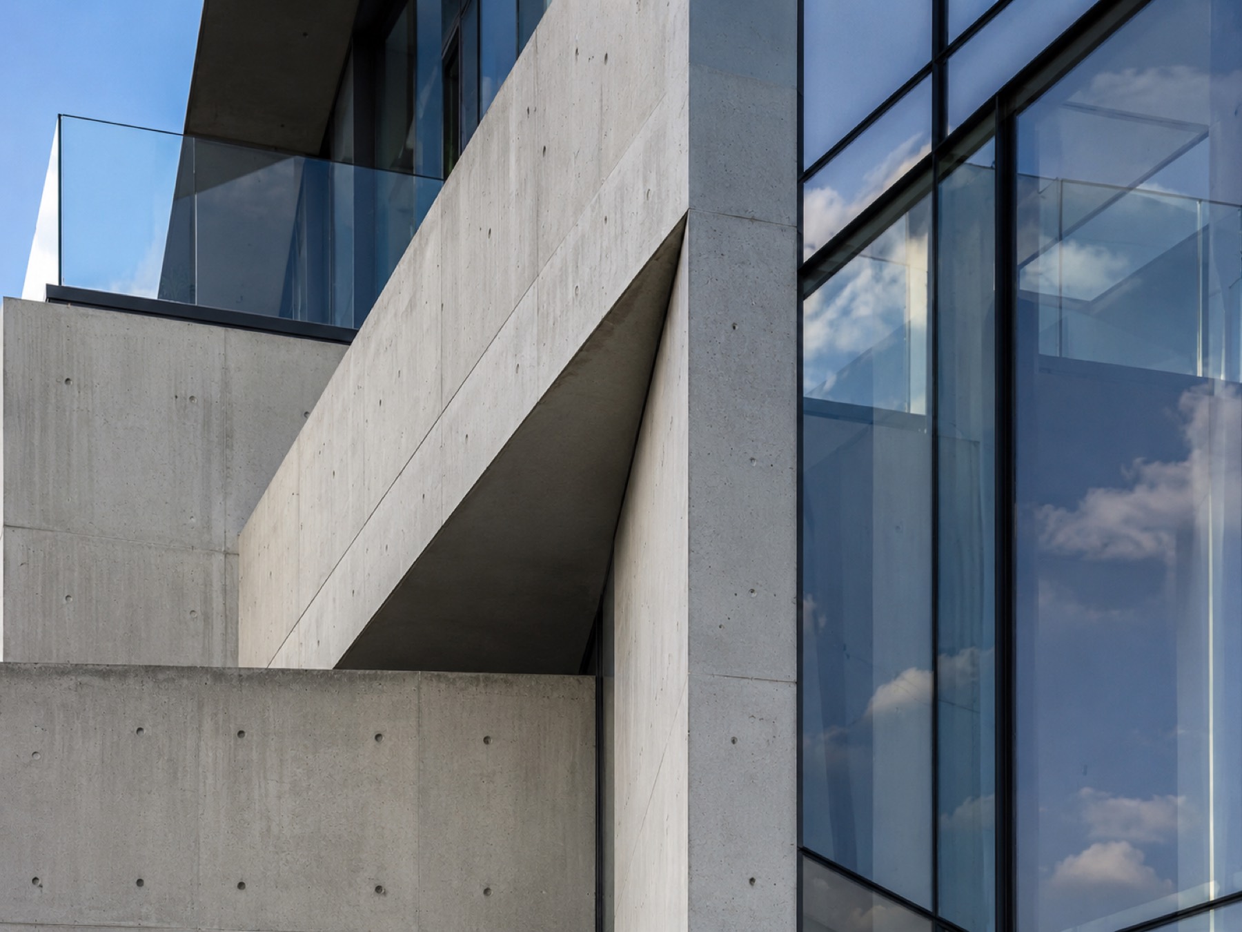 Arkitektonisk detalj i betong og glass