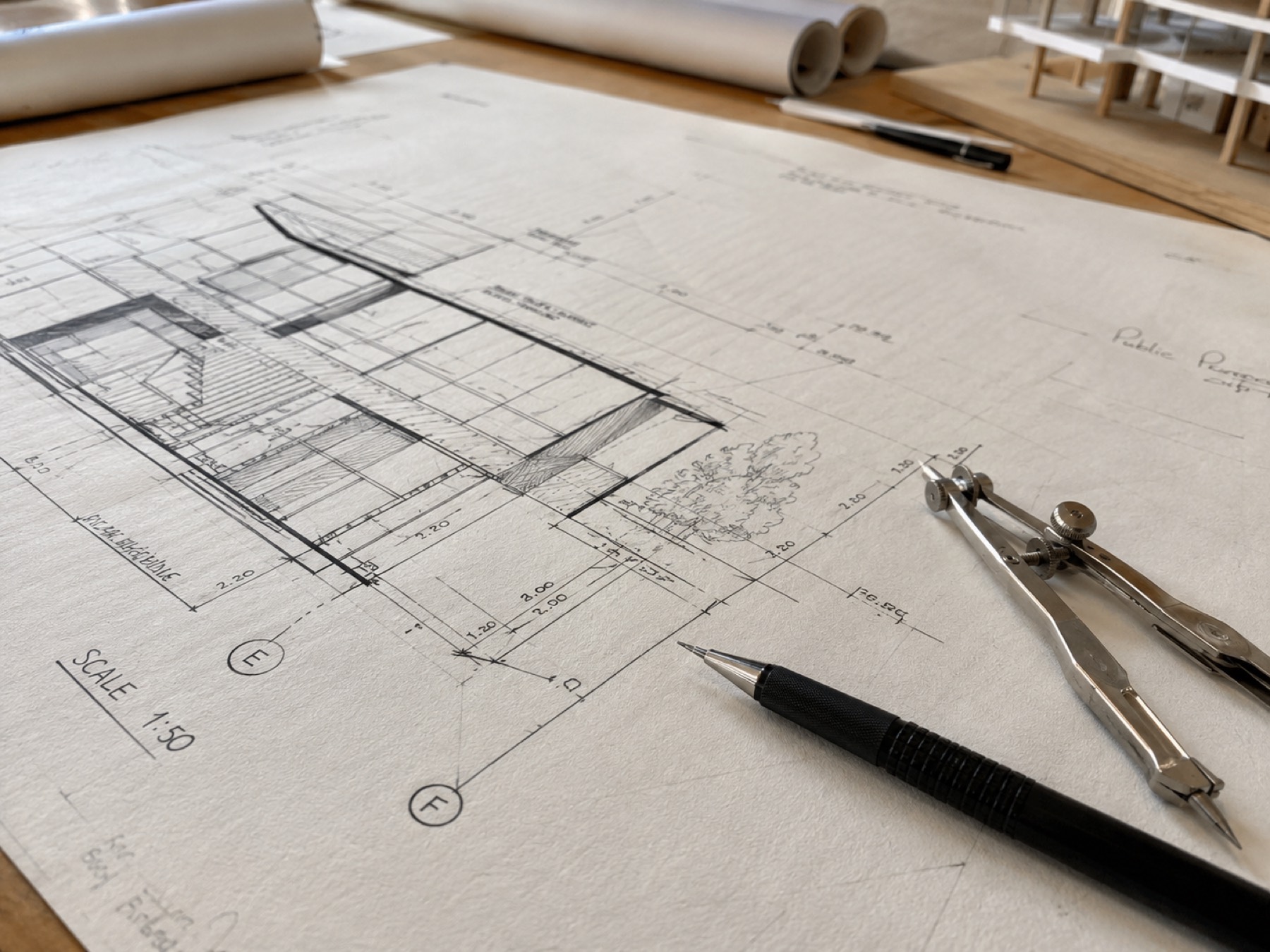 Arkitekttegning med passer og blyant