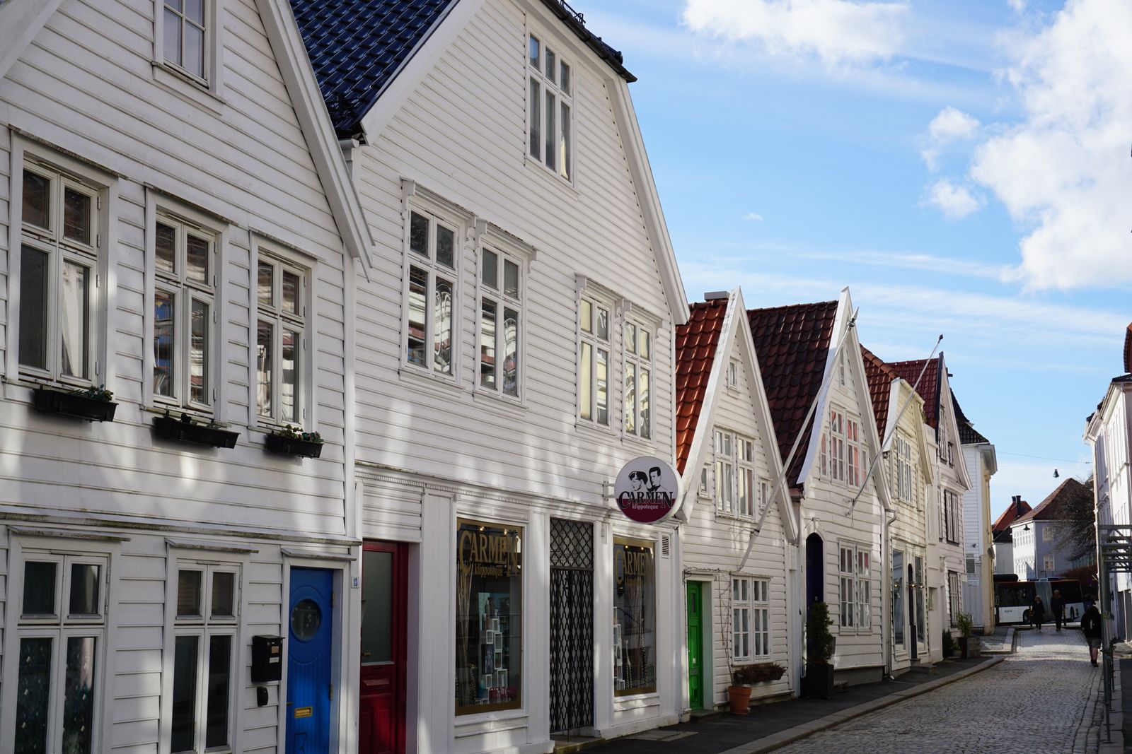 Hvite trehus i rekke